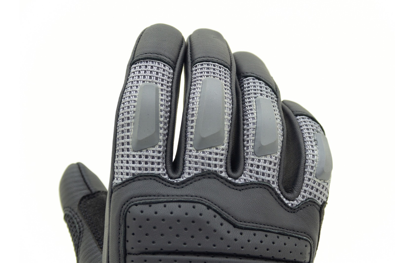 Primer plano de nudillos en guante Asphalt Negro, con protecciones y ventilación para climas cálidos