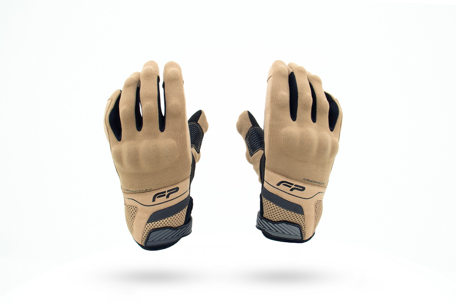 Vista frontal y posterior de guantes Core color arena para moto, diseño ventilado y cómodo