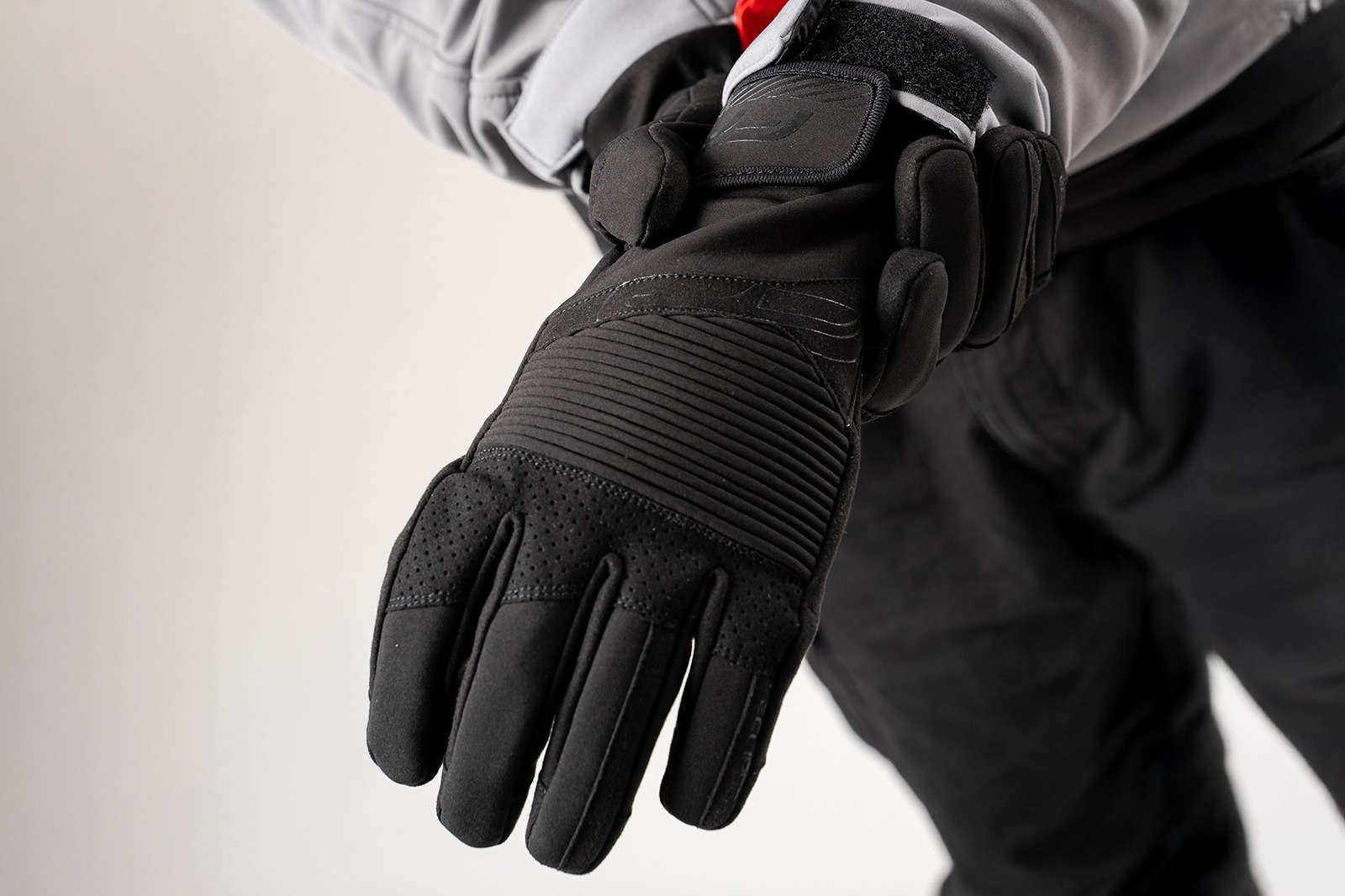 Motociclista ajustando guante Eclipse Negro con cierre de velcro para ajuste rápido y firme