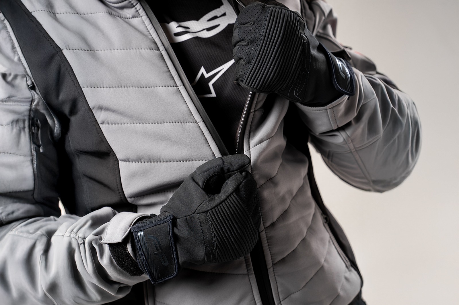 Motociclista usando guantes Eclipse H2O Negro impermeables, flexibles y cómodos para el día a día