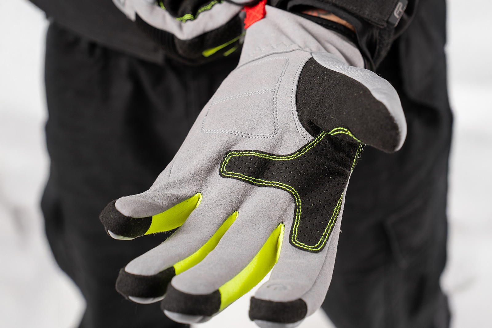 palmas de los guantes de moto deportivos en color negro con gris y neón