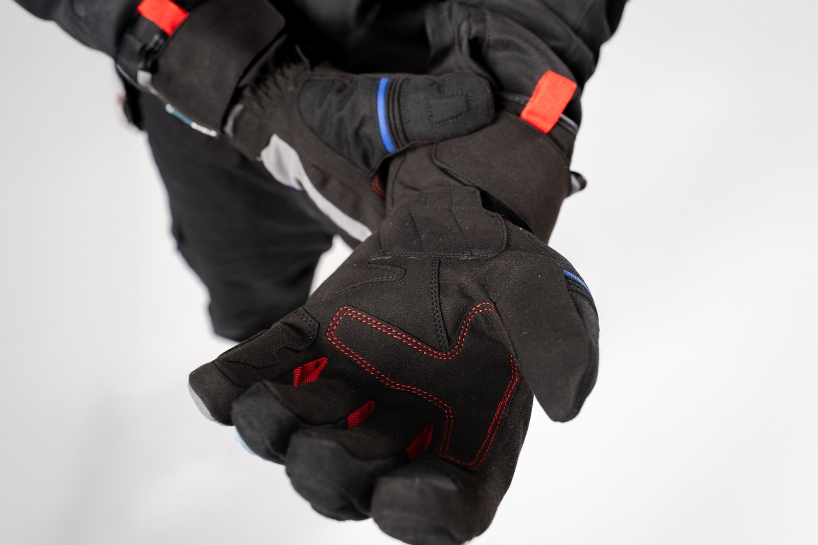 Guante Maverick Gris impermeable con detalles en azul y rojo, combina visibilidad, estilo y protección