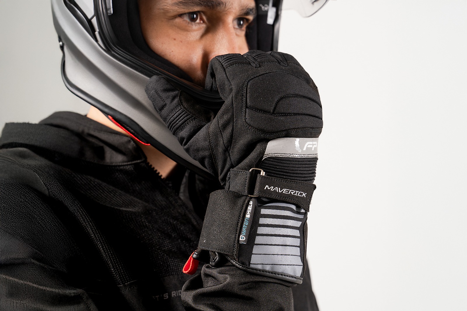 Guantes de moto Maverick Negro impermeables, con cierre de velcro y protecciones en dorso para conducción segura