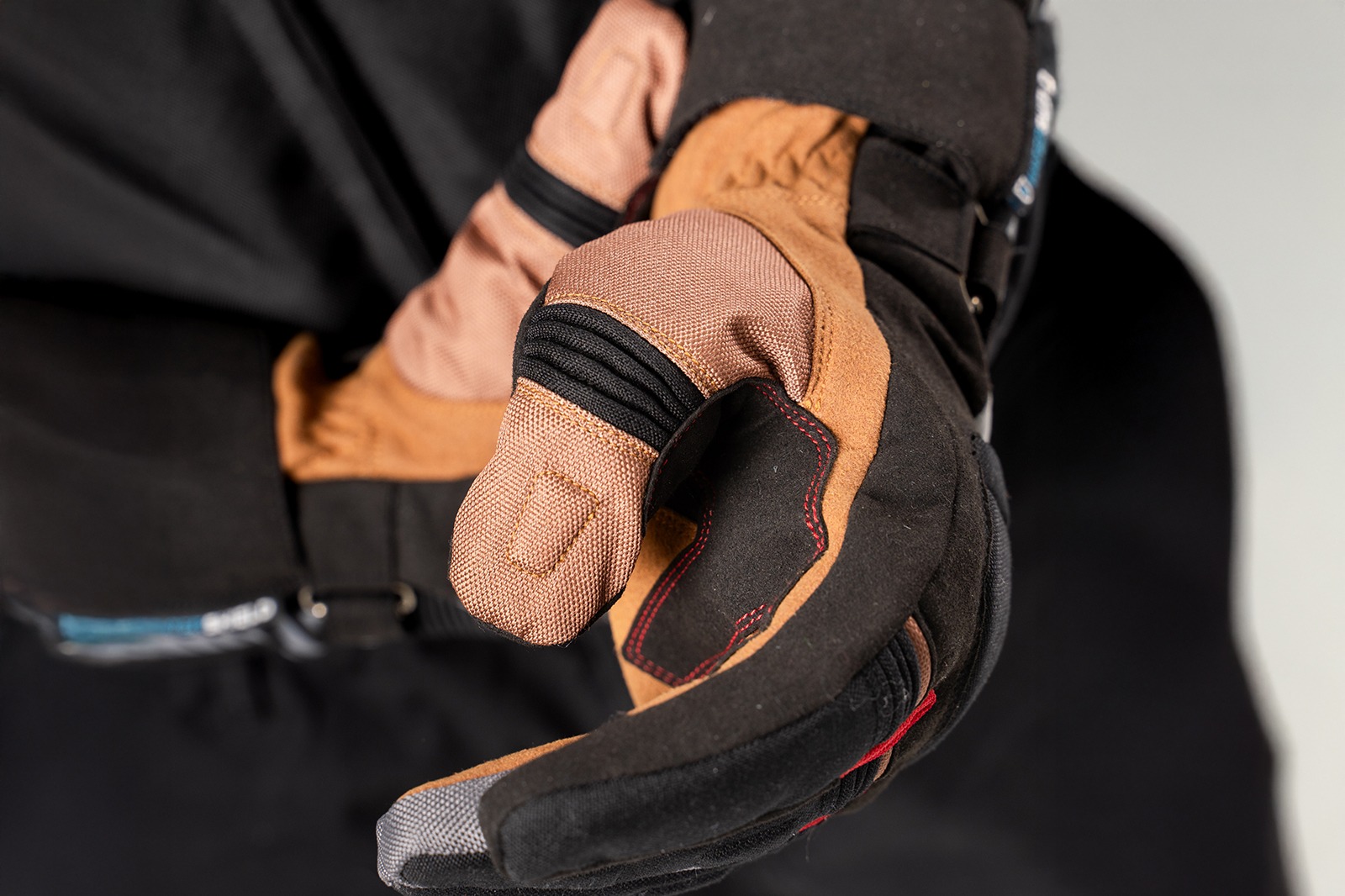 Guante Maverick Tobacco impermeable con ajuste de velcro y muñeca elástica, ideal para rutas largas en climas variables