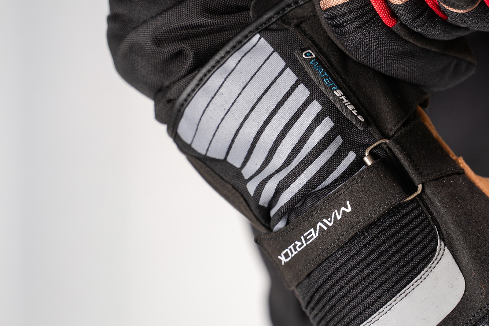 Guante Maverick Tobacco impermeable con protecciones rígidas y detalles clásicos en color café