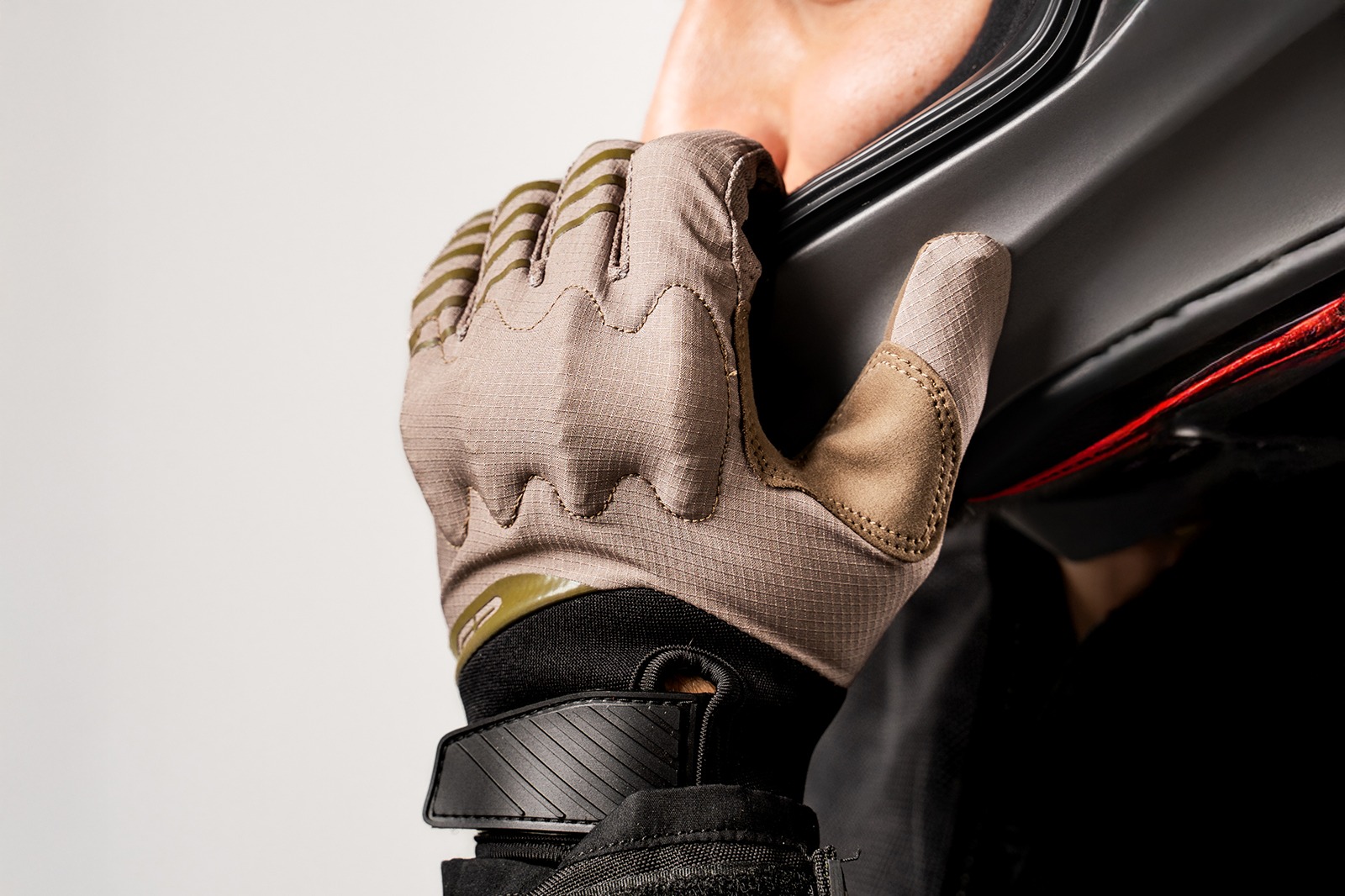 Guantes para moto ripstop cafe con motociclista poniendose el casco