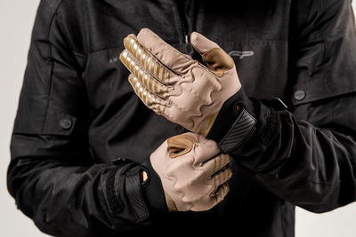 Motociclista hombre usando guantes Ultralight Desert color arena, ultraligeros y ventilados para aventura off‑road
