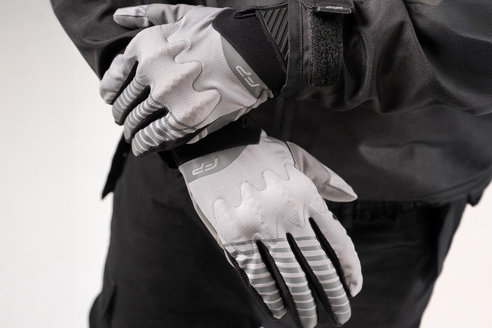 Guantes Ultralight gris para moto de hombre, flexibles y ligeros, brindan frescura y libertad de movimiento