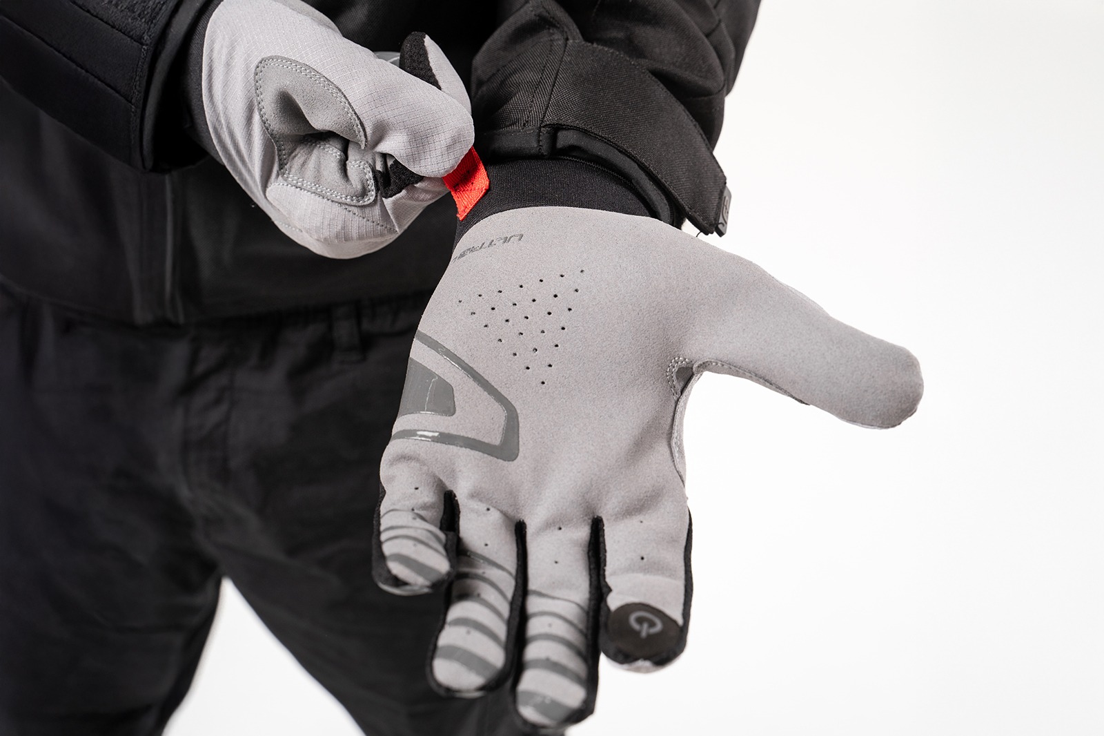 Primer plano de guantes Ultralight aventura grises, extra cómodos y ventilados para rutas en verano y terrenos difíciles