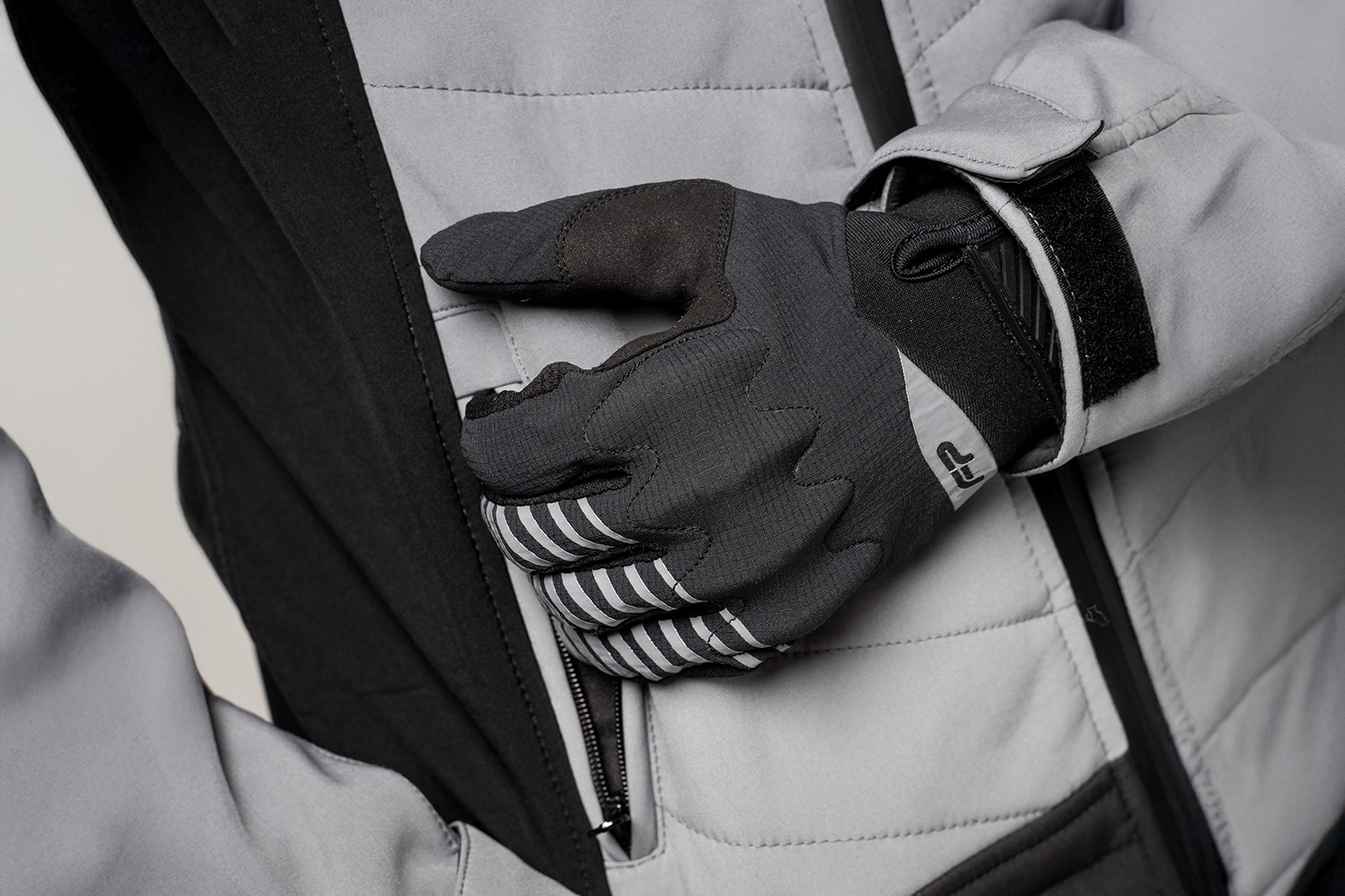 Primer plano de guantes Ultralight aventura negro, guantes ventilados y cómodos para rutas off-road en clima cálido