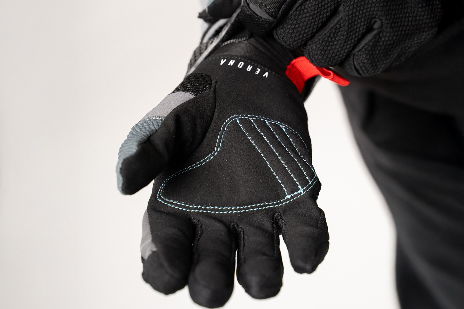 Primer plano de guantes Verona Cold Mint mujer, livianos y frescos, ideales para recorridos largos y touring ligero