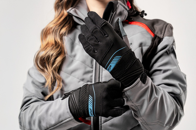 Mujer usando guantes Verona Cold Mint para moto, diseño sobrio y moderno para mujer motociclista, cómodos y transpirables