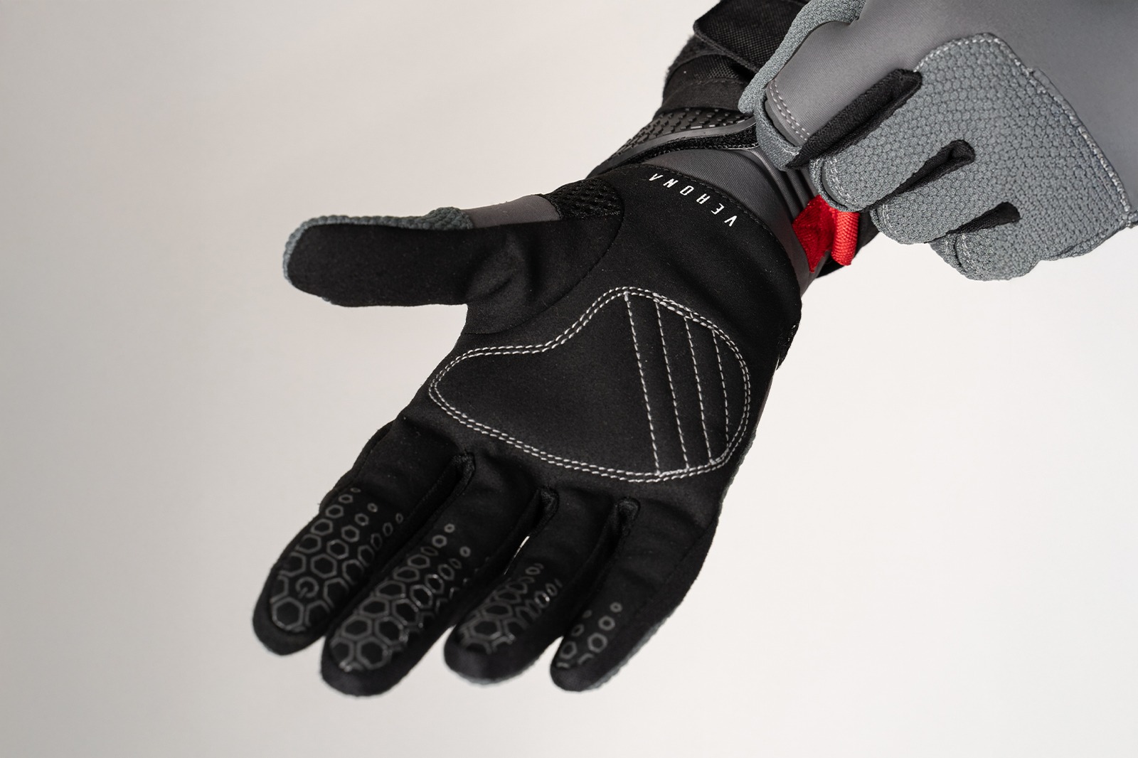 Primer plano de guantes Verona gris mujer, transpirables y confortables, diseñados para movilidad y comodidad