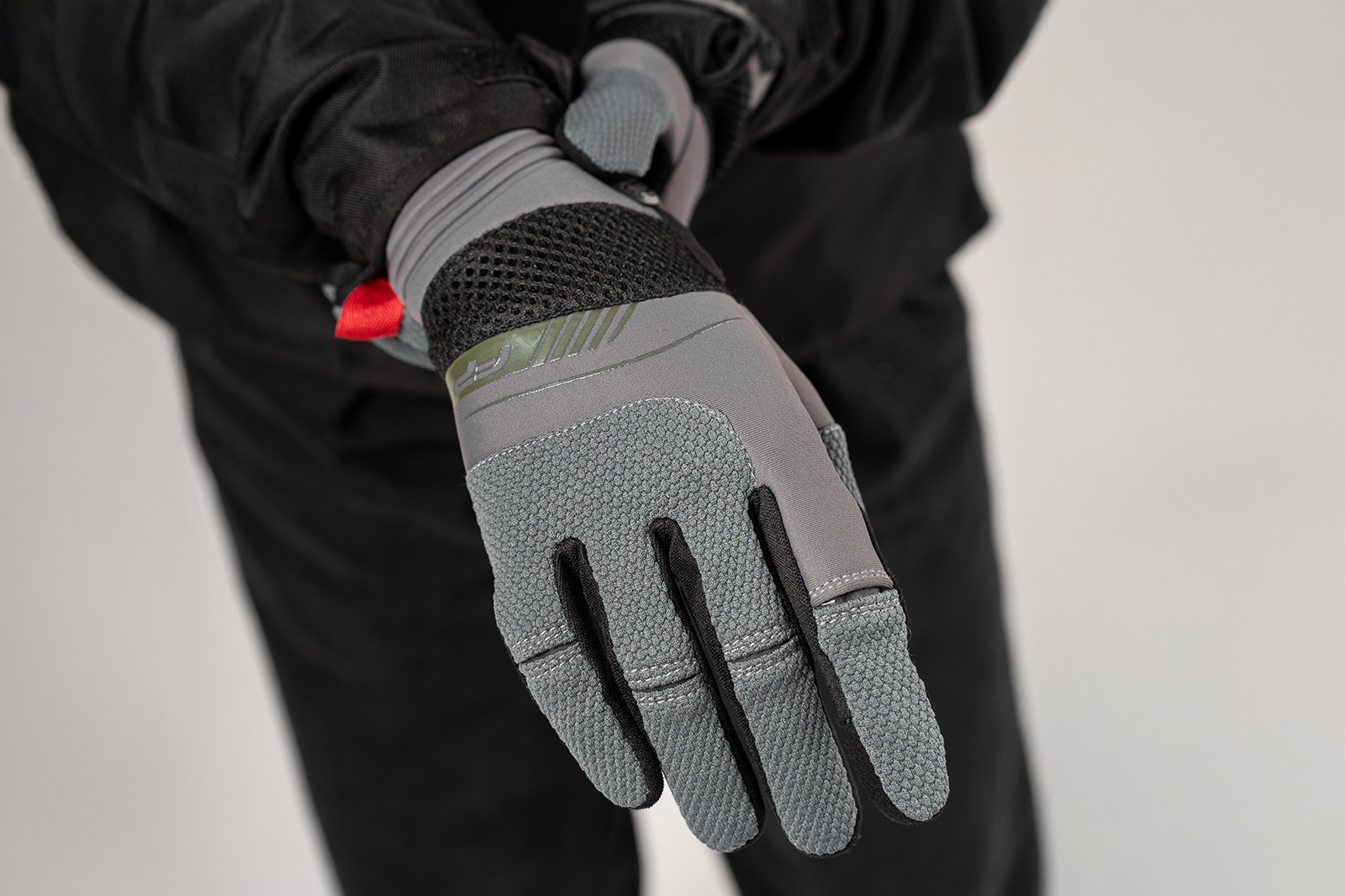 Guantes de moto Verona mujer gris, con cierre ajustable y fit femenino que combina protección y frescura