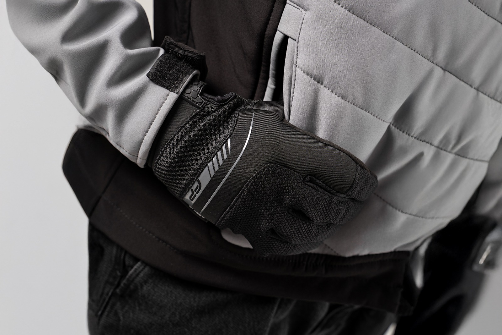 Guantes Verona H2O negros impermeables para moto de mujer, con cierre ajustable en la muñeca y diseño femenino