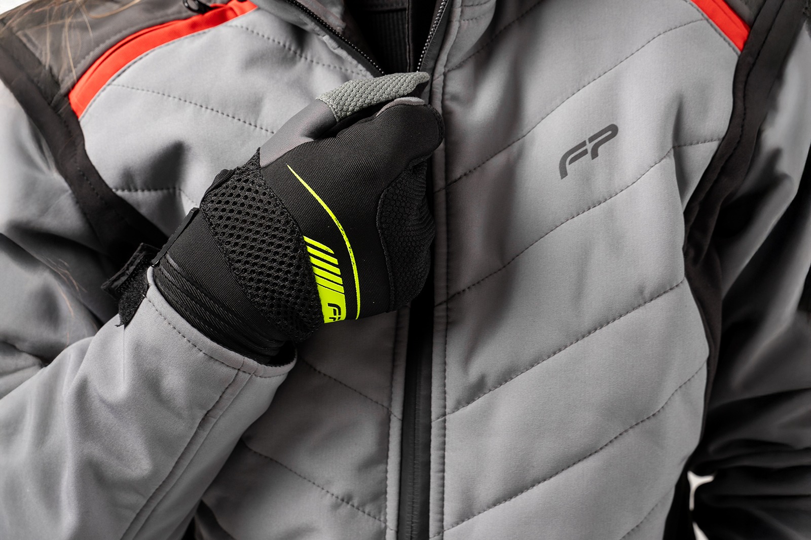 Primer plano de guantes Verona Neon femeninos, confortables y transpirables, ideales para conducción urbana y touring