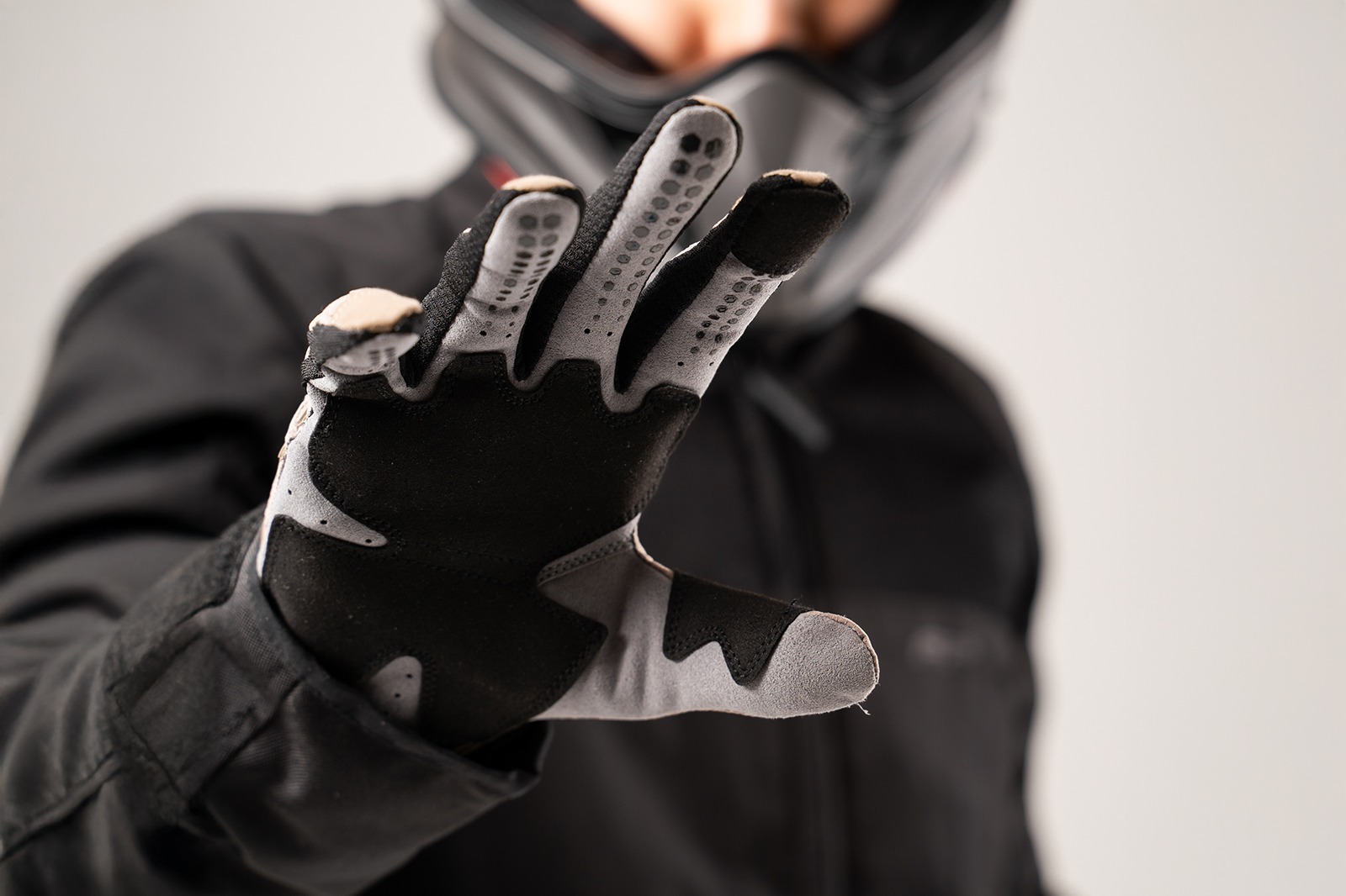 piloto con guantes de enduro y motocross en color cafe