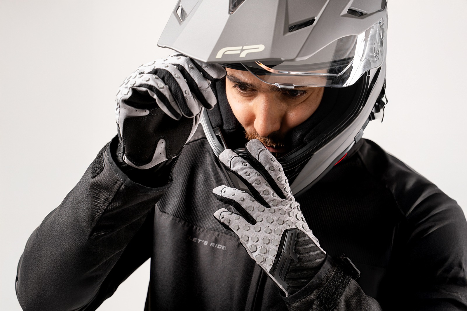 piloto con guantes de motocross delgados color gris FP Vortex