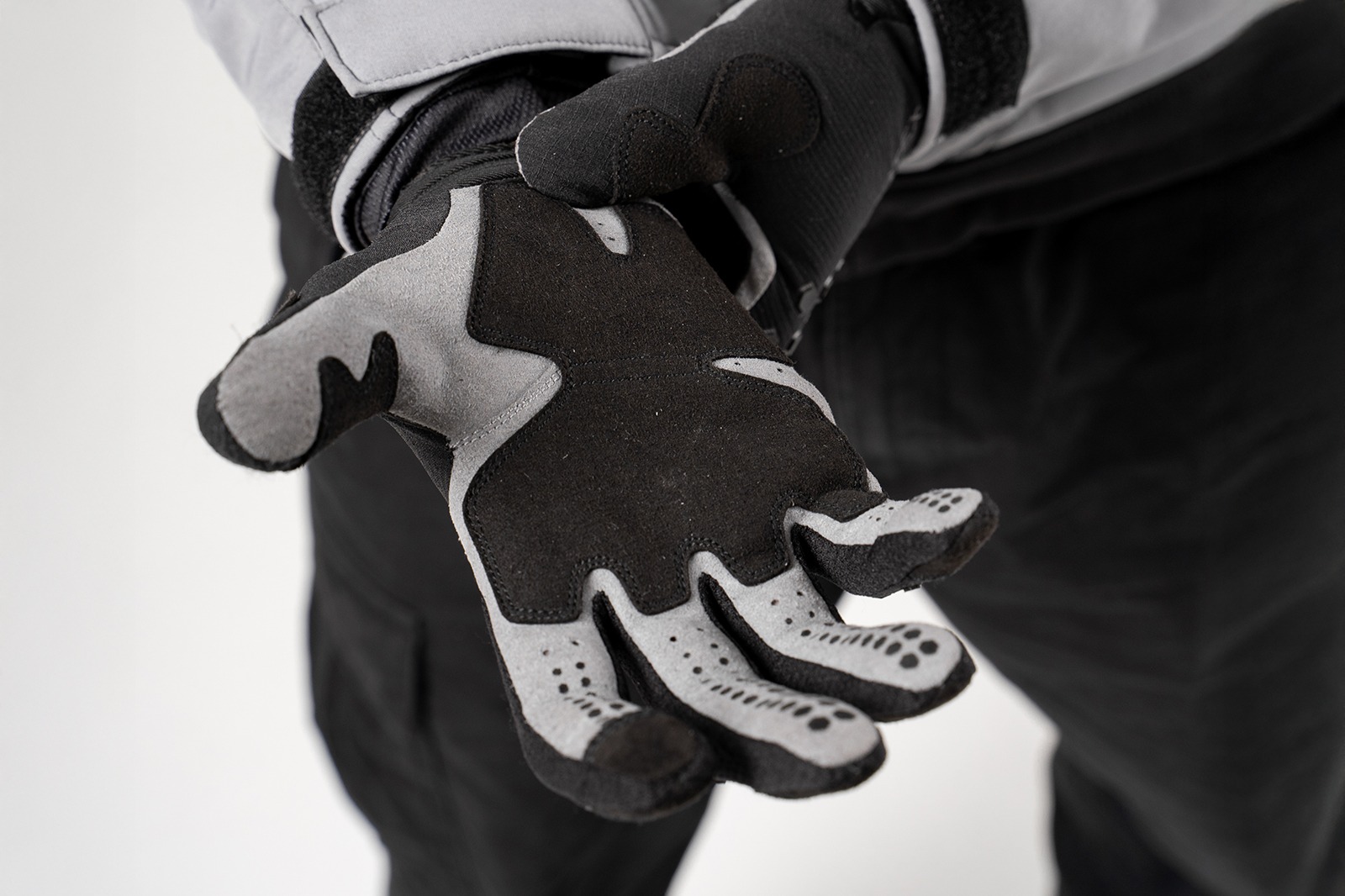 fit perfecto de un guante de moto cross