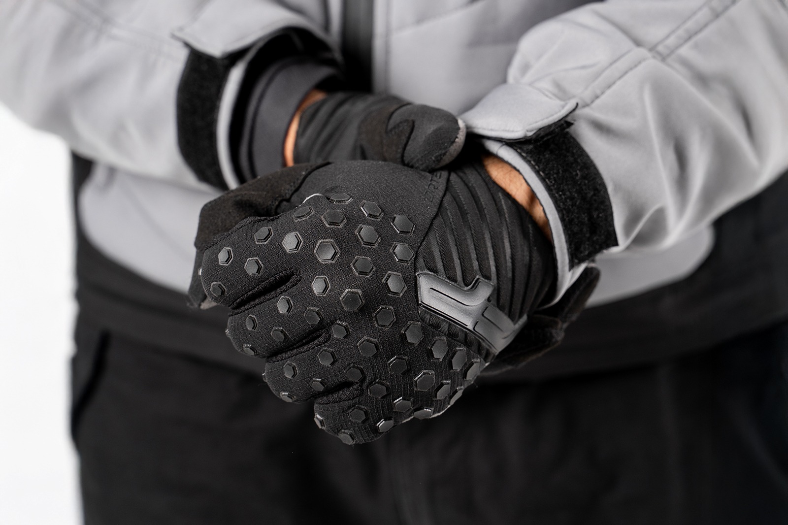 cierre en mucñeca de guante de enduro negro