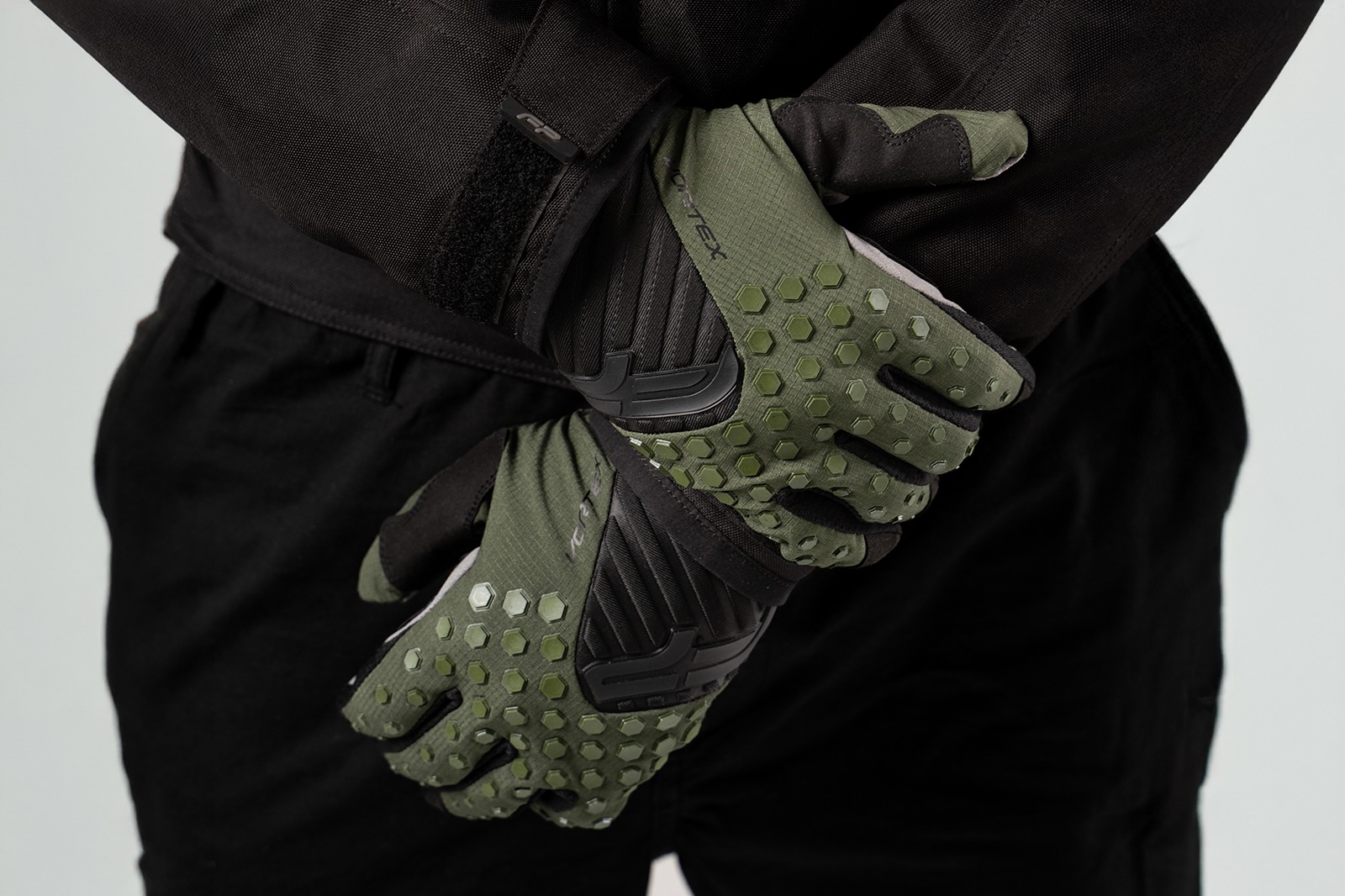 detalle de telas y fit de guantes de moto de motocross verdes