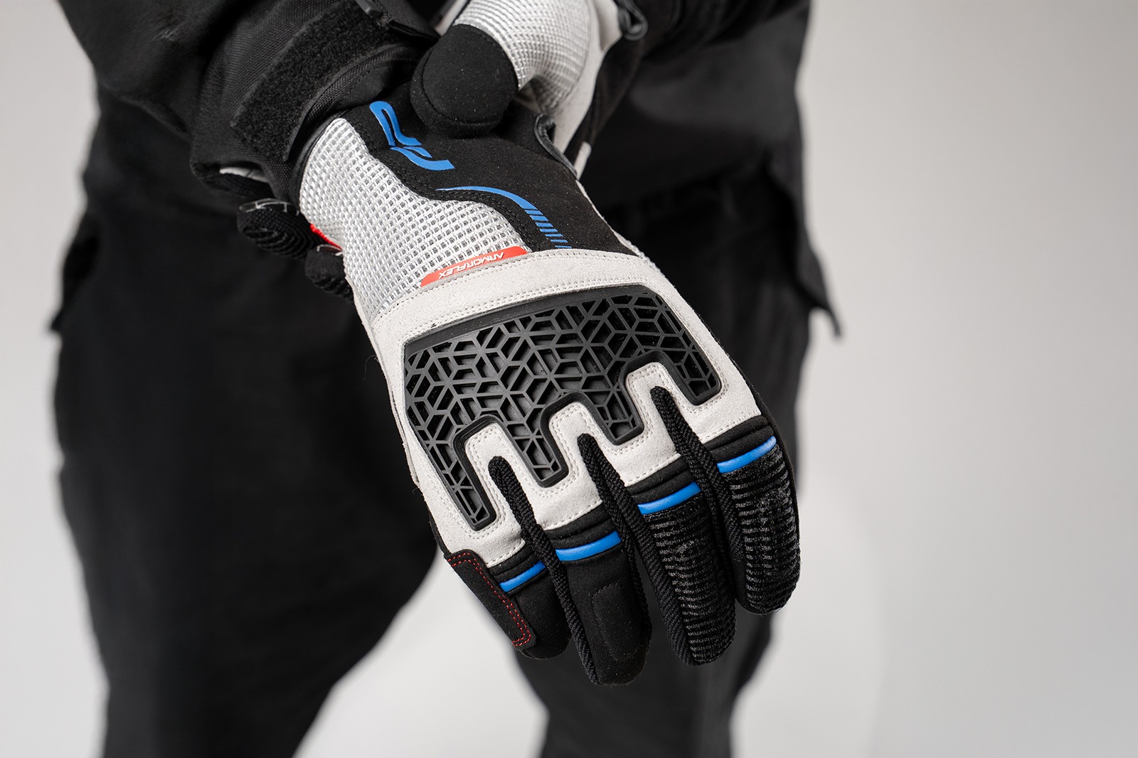 Guantes Xplorer gris para moto con protector de nudillos en relieve y diseño técnico