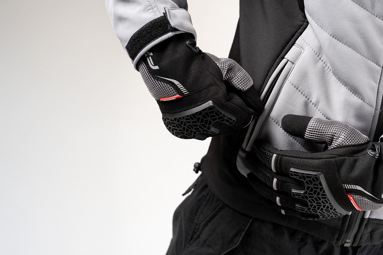 Motociclista ajustando cierre de guantes Xplorer negros para moto, cómodos y duraderos