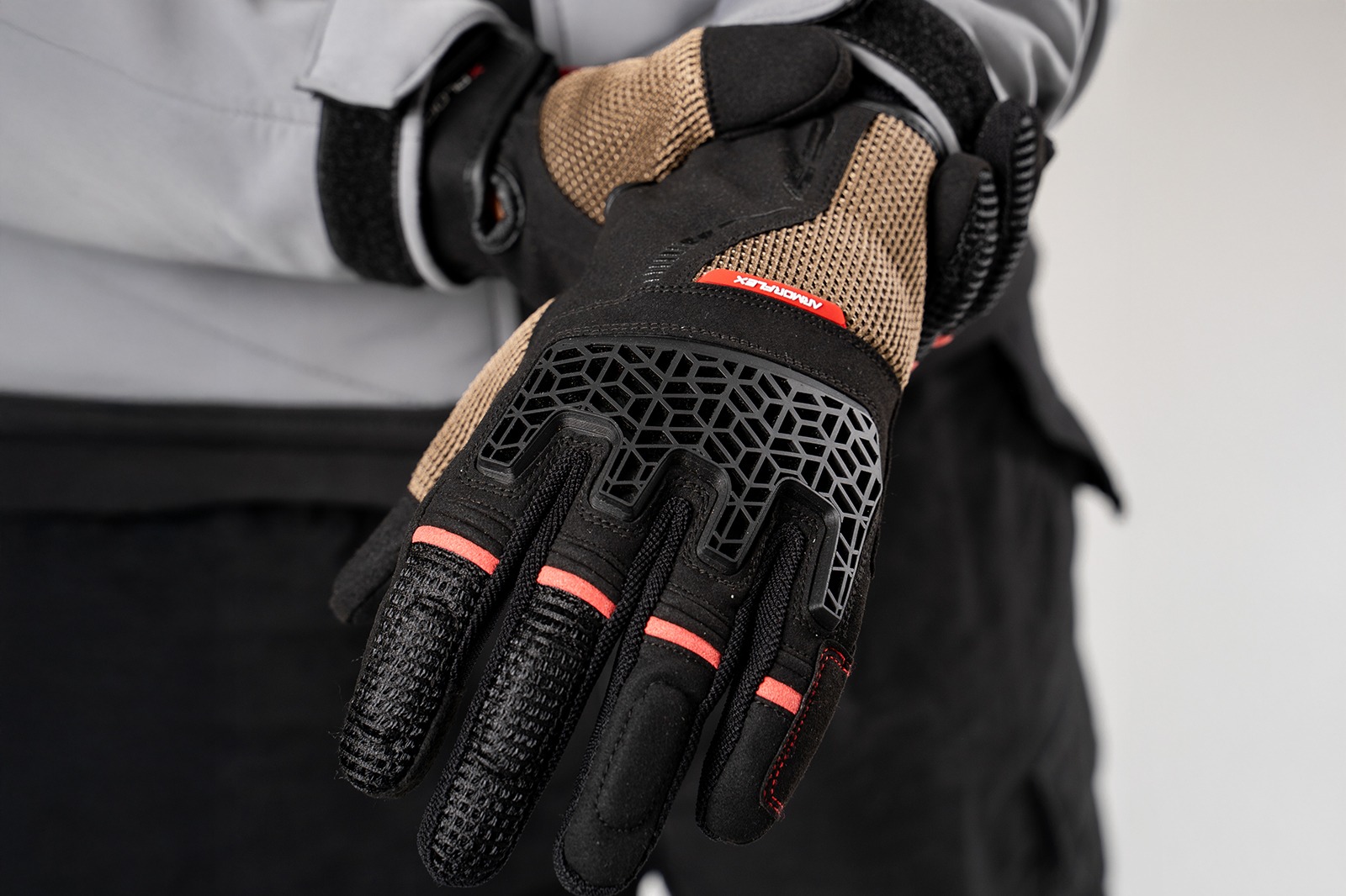 motociclista poniendose los guantes cafes de aventura