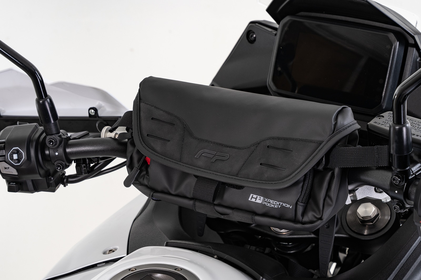 Maletín Manubrio FP Xpedition H1 instalado en motocicleta