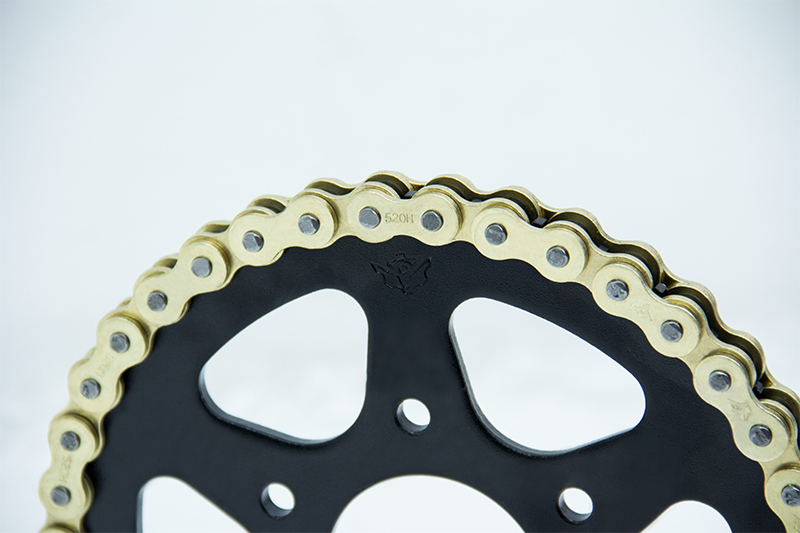 KIT ARRASTRE NEG CON CADENA DORADA 14-39T-520H-108-6H 200 NS