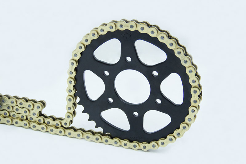 KIT ARRASTRE NEG CON CADENA DORADA 14-39T-520H-108-6H 200 NS