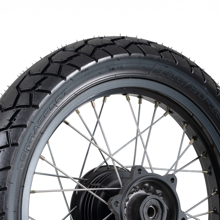 Llanta doble propósito 110/90-17
Llanta para moto carretera y off-road
Neumático FP Terrasport
Llantas de moto para viaje
Llanta con tracción mixta
Neumático resistente al desgaste
Llantas para aventureros en moto
