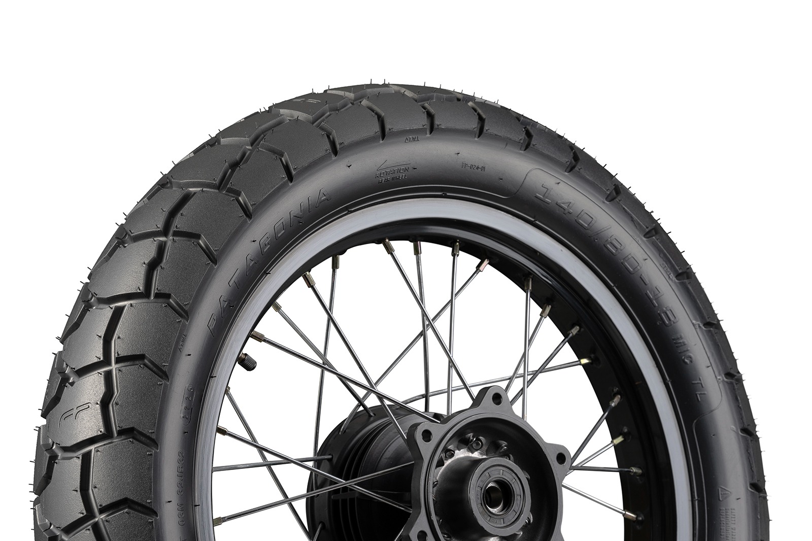 Detalle del labrado de la llanta PATAGONIA 140/80-18 TL