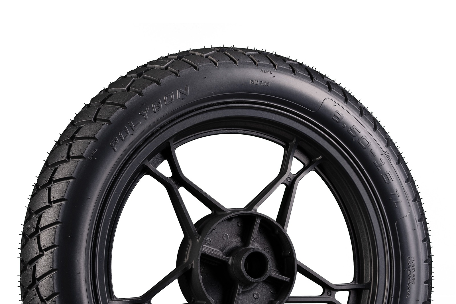 Detalle del labrado de la llanta POLYGON 3.50-16 TL