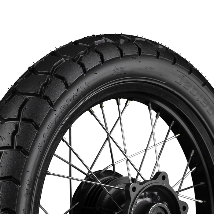 Detalle del grabado de la llanta FP Patagonia 120/80-18 TL