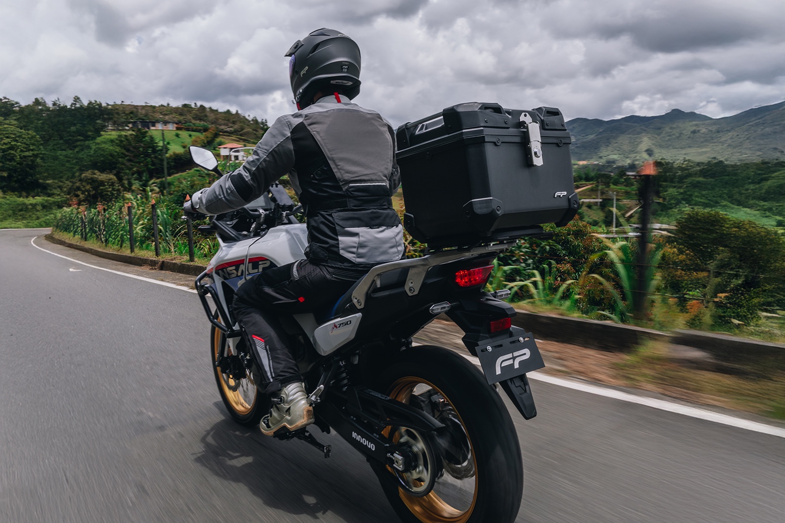 Cajon para moto para un casco negro