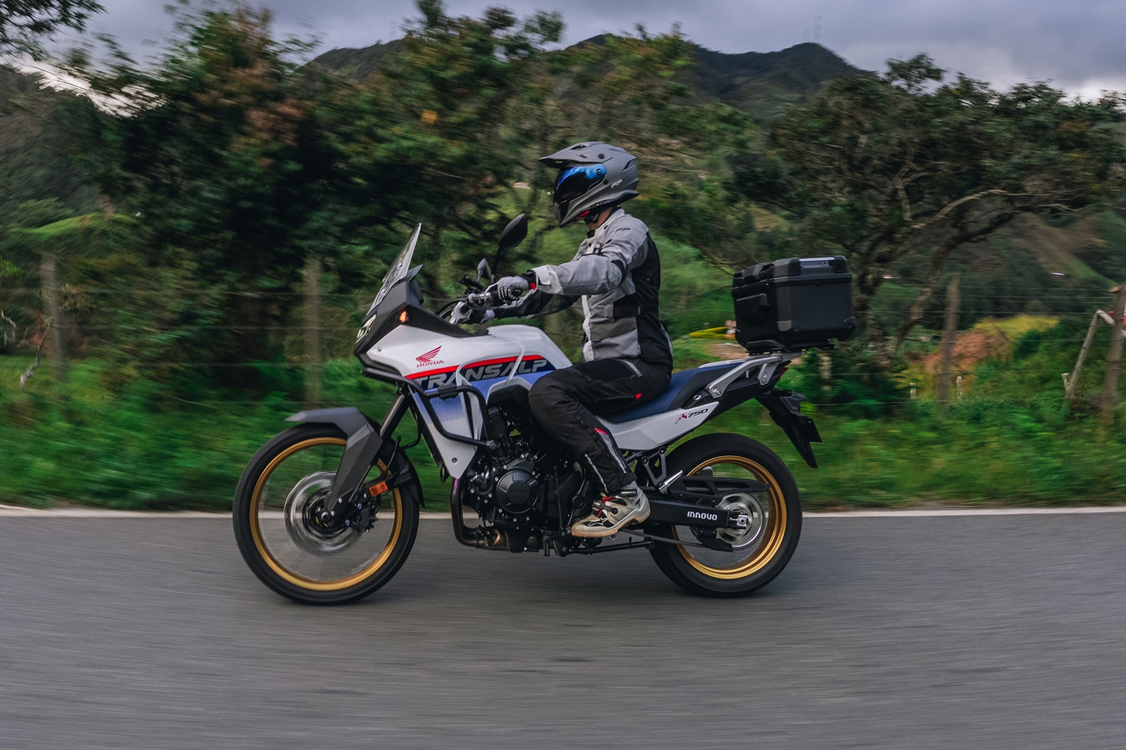 Moto con cajuela trasera instalada