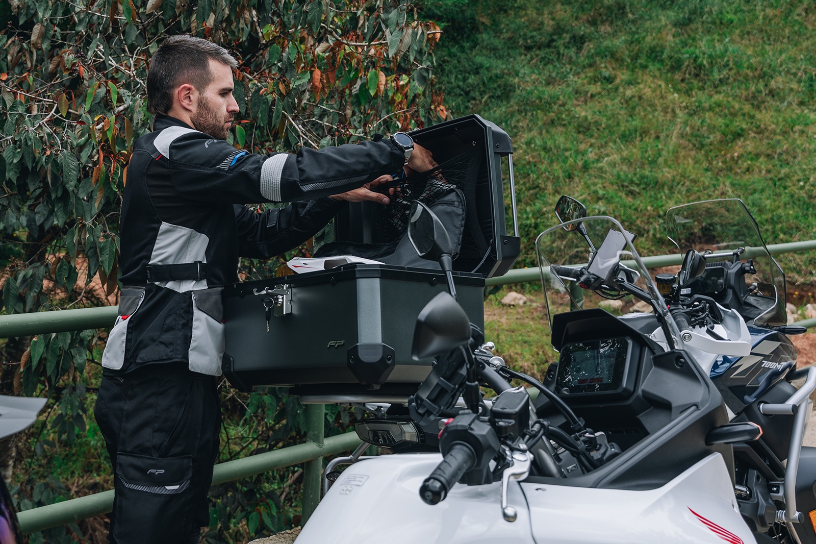 Viaje en moto con baul y maletas plasticas