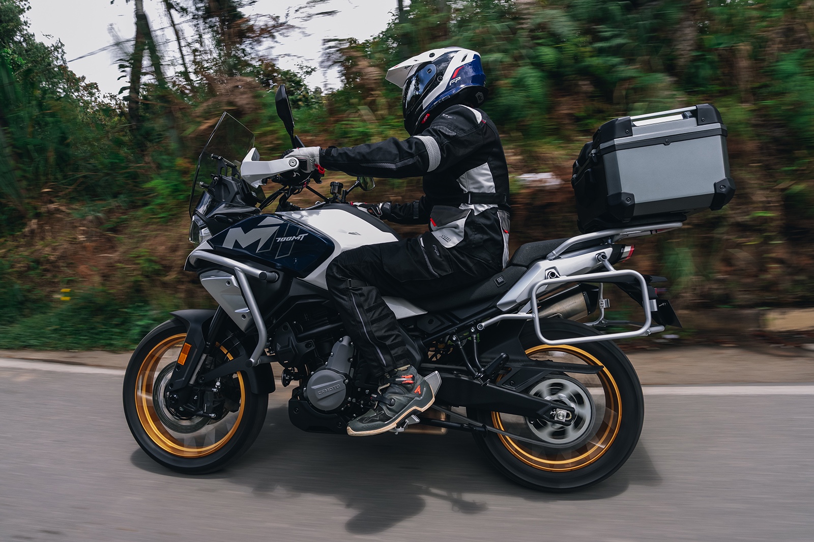 CFMoto con cajon trasero para 2 cascos