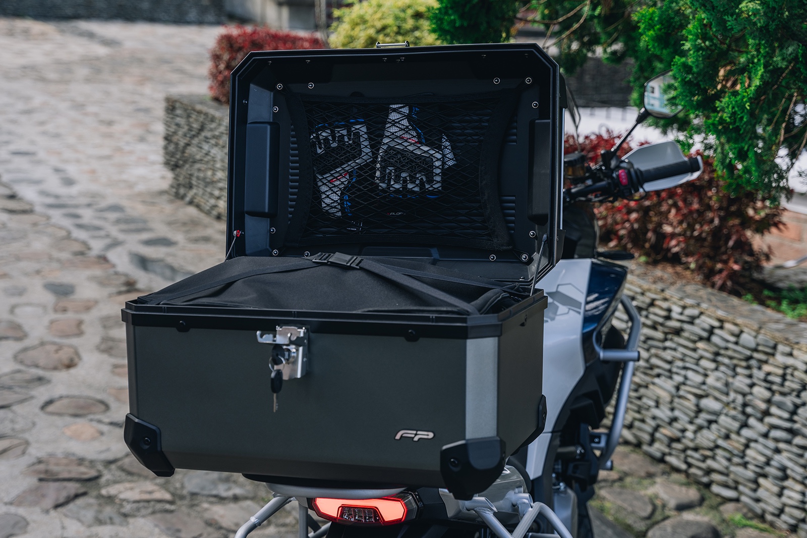 Cajuela de moto negra marca FP con malla interna