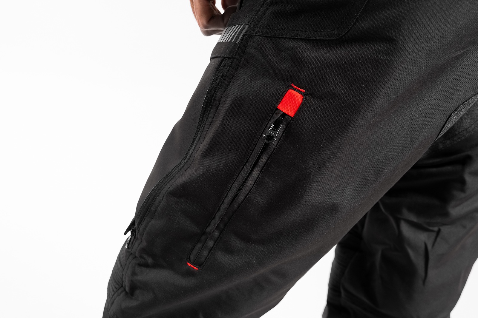 Detalle de entradas de aire pantalón de turismo en moto Patagonia