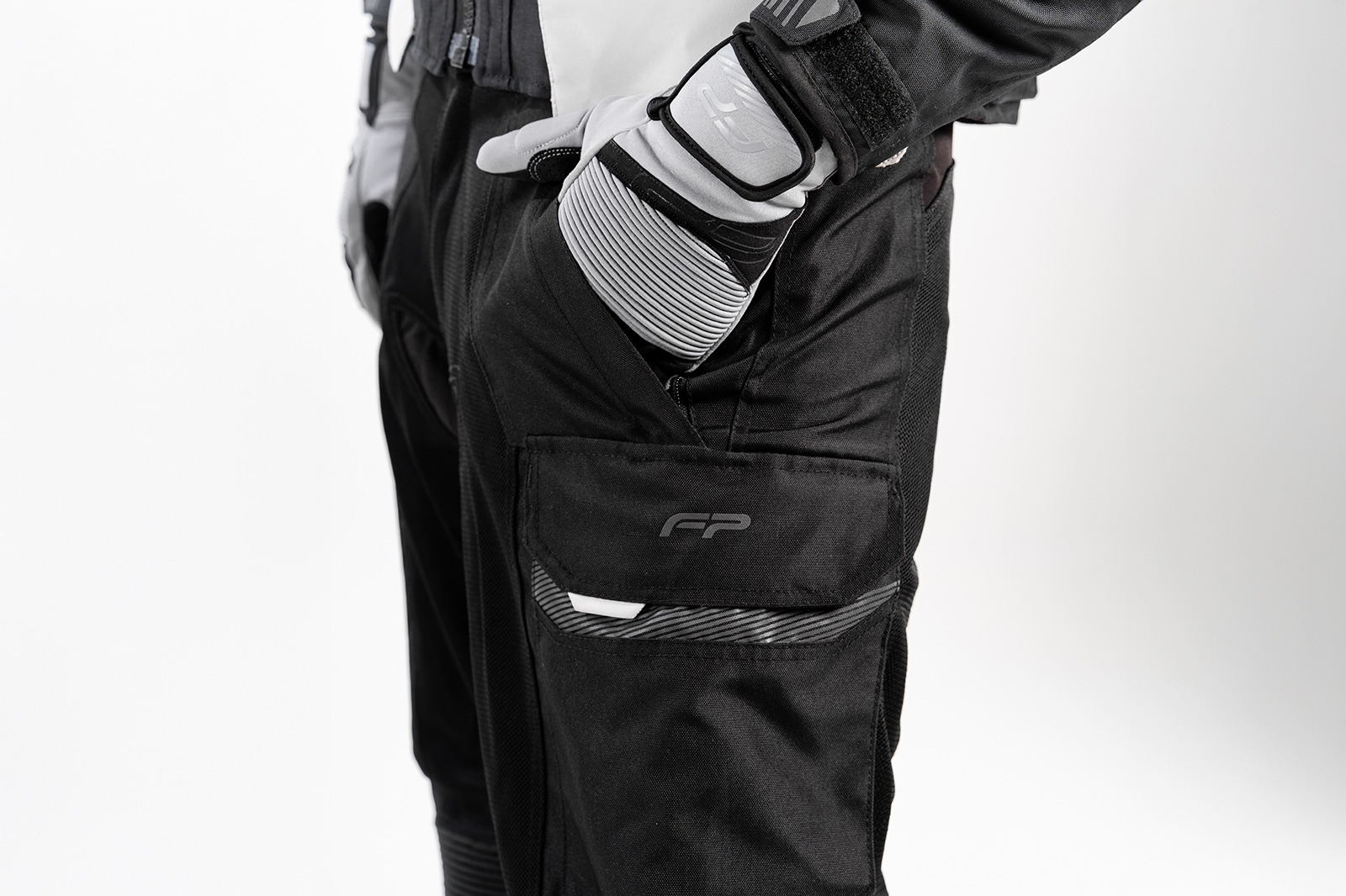 Motociclista usando el FP Yosemite Summer Negro para ruta de verano