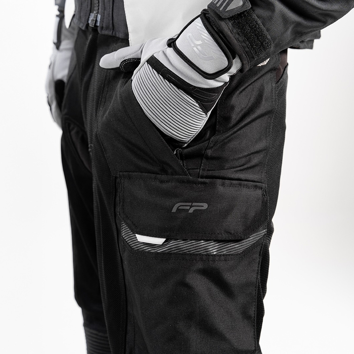 Motociclista usando el FP Yosemite Summer Negro para ruta de verano