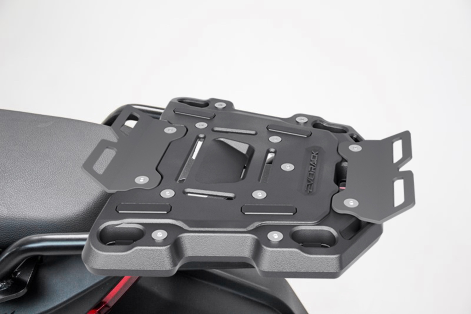 Herraje FP Evorack para equipaje en moto Dominar.