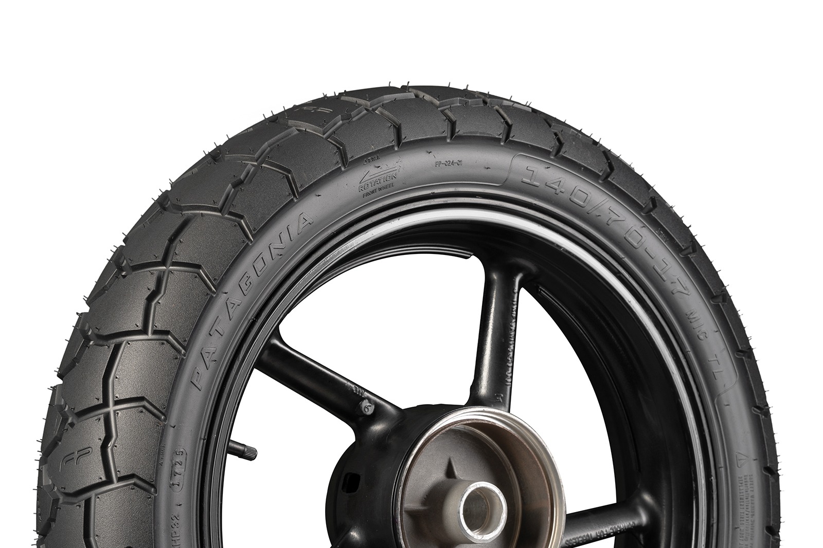 Detalle del dibujo de la llanta PATAGONIA 140/70-17 TL con tracción deportiva