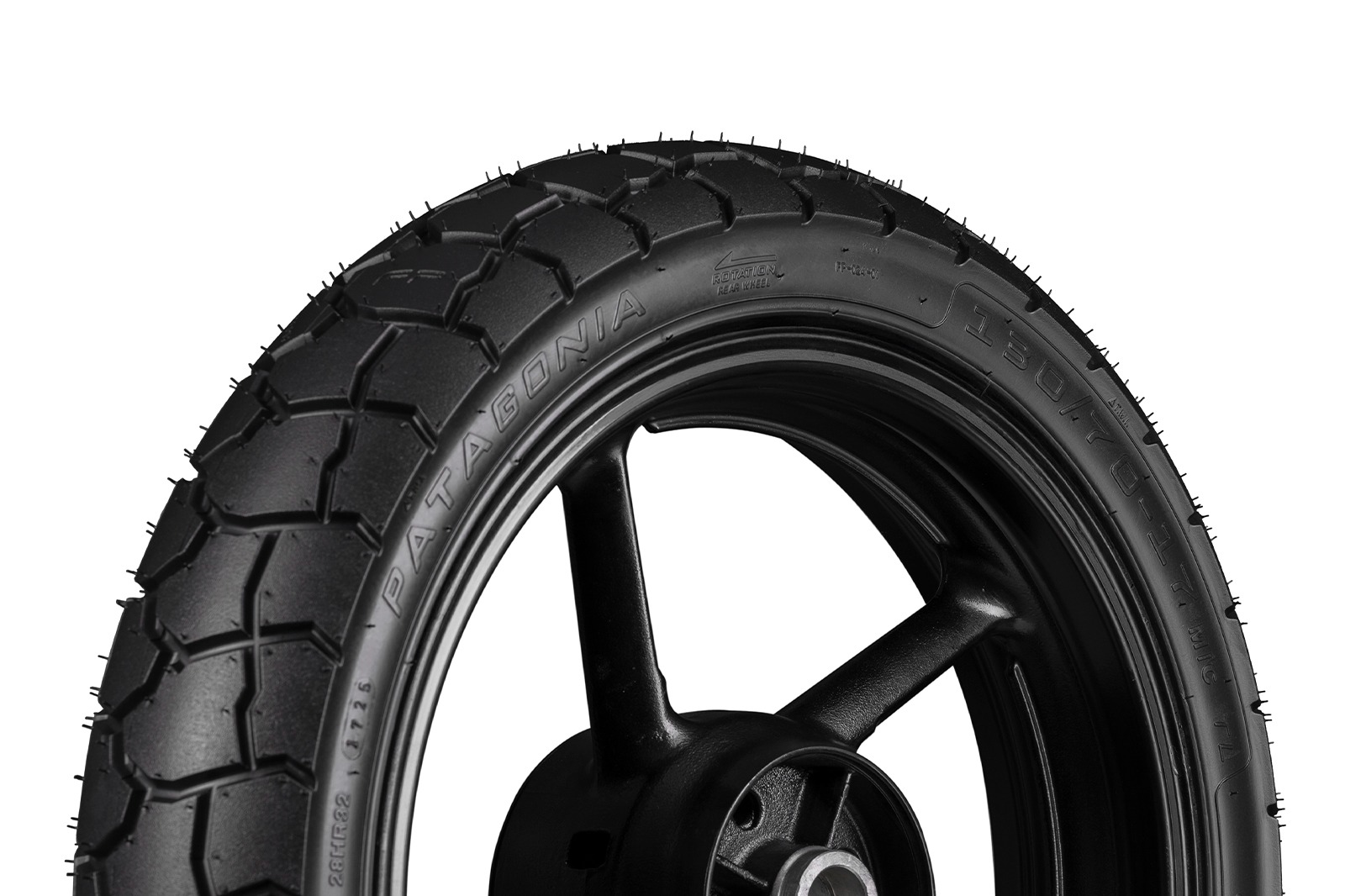 Detalle del labrado de la llanta PATAGONIA 130/70-17 TL con estilo deportivo