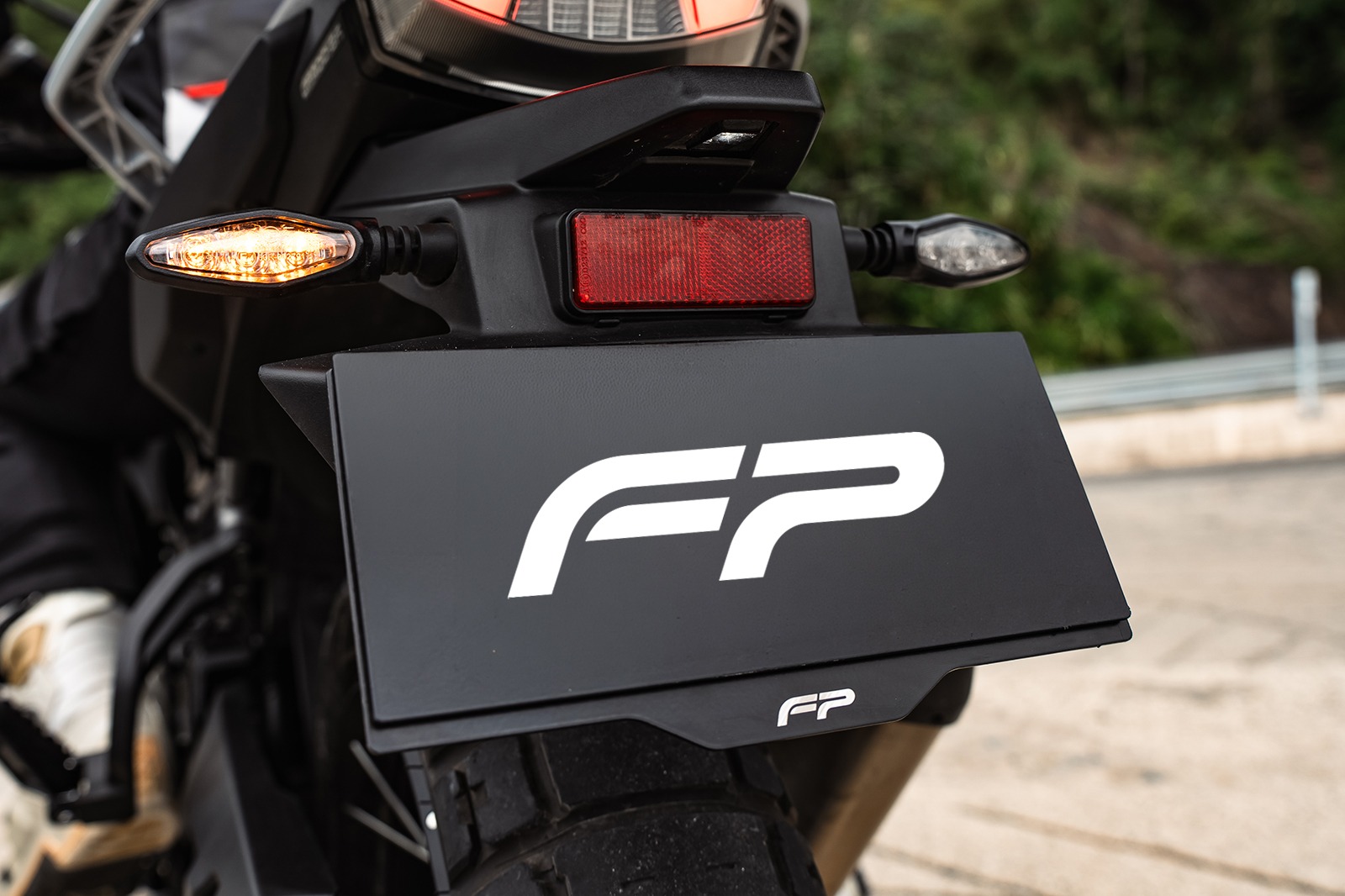 Herraje FP resistente para matrícula de motocicleta.