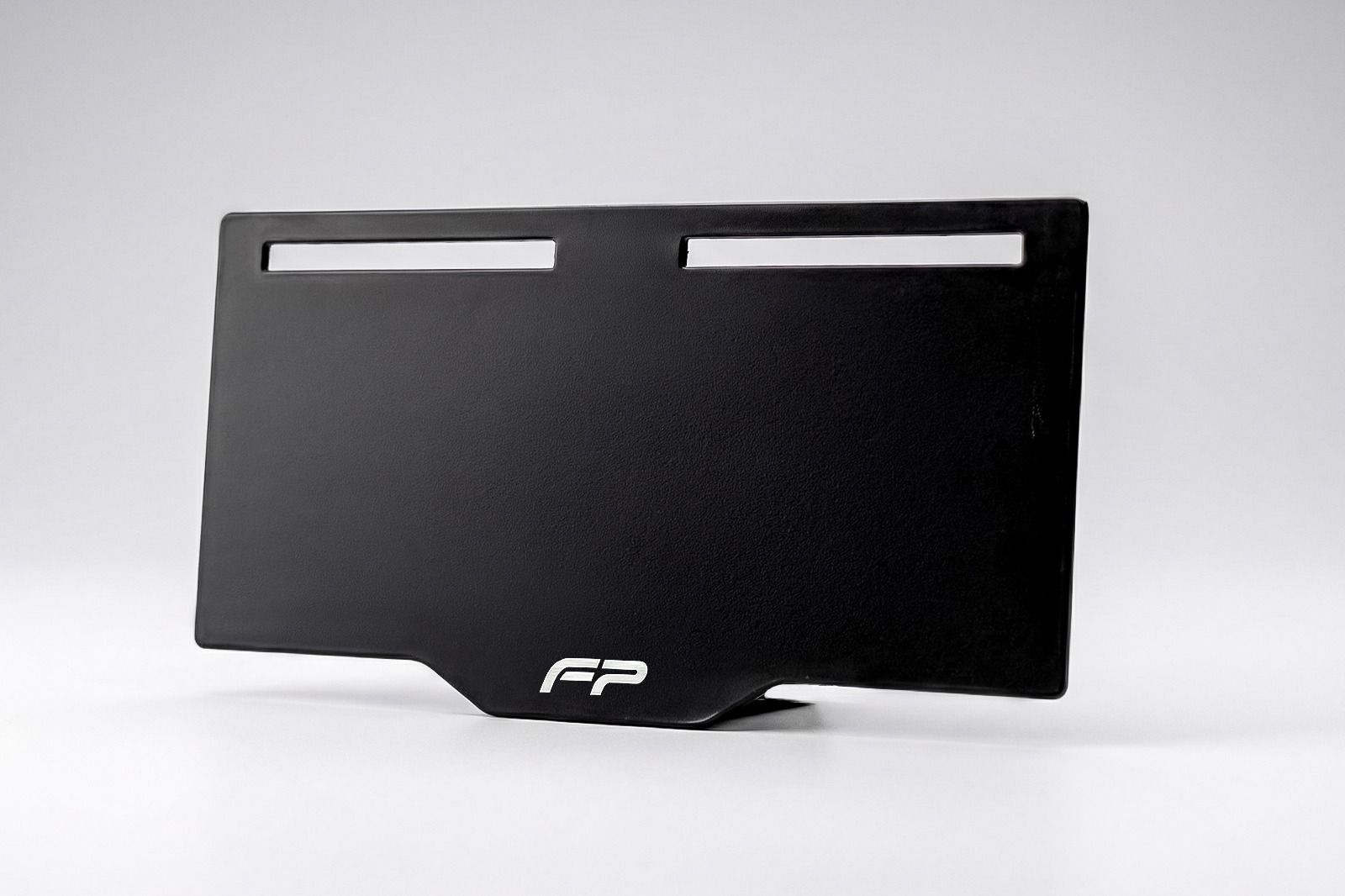 Porta placa universal FP instalado en motocicleta deportiva.
