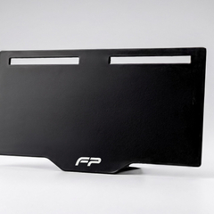 Porta placa universal FP instalado en motocicleta deportiva.