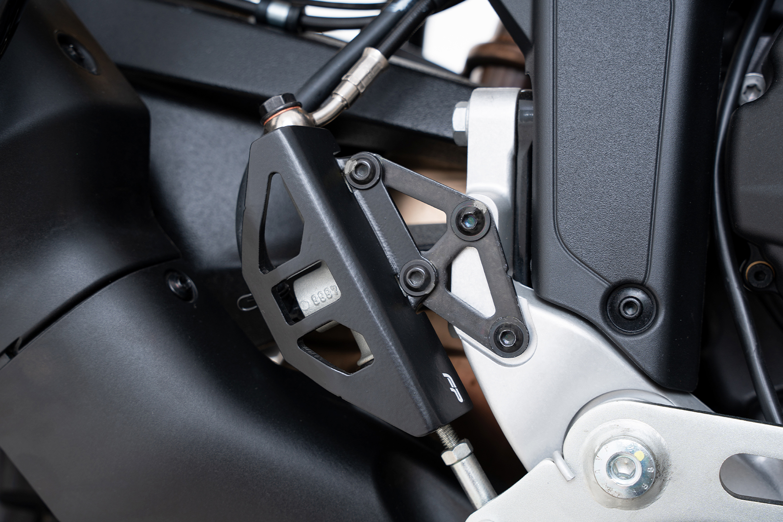 Protector bomba de freno para ducati desertx